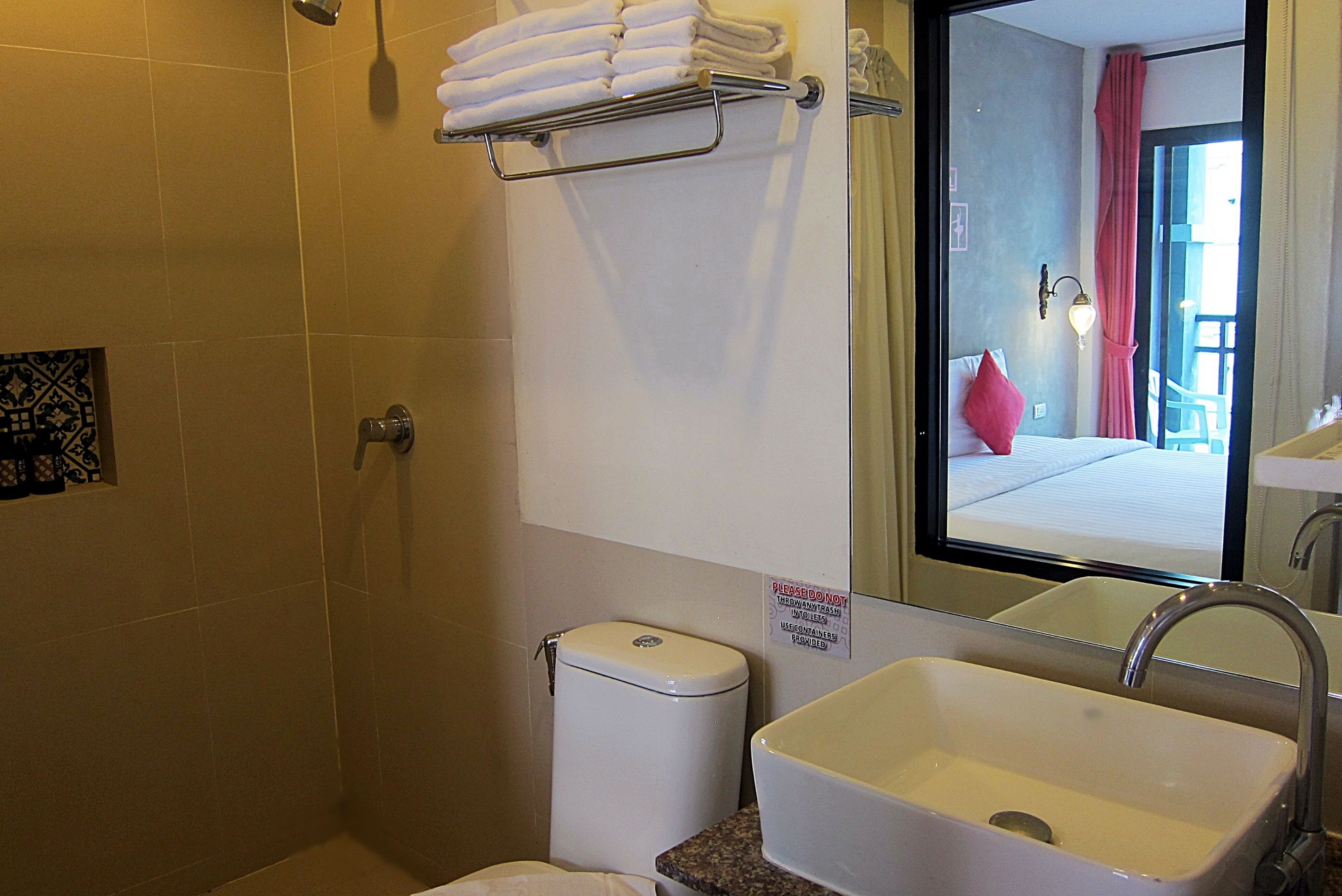 Ein Badezimmer mit Toilette, Waschbecken und Handtuchhalter.