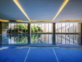 Una piscina techada, sillones reclinables de piscina