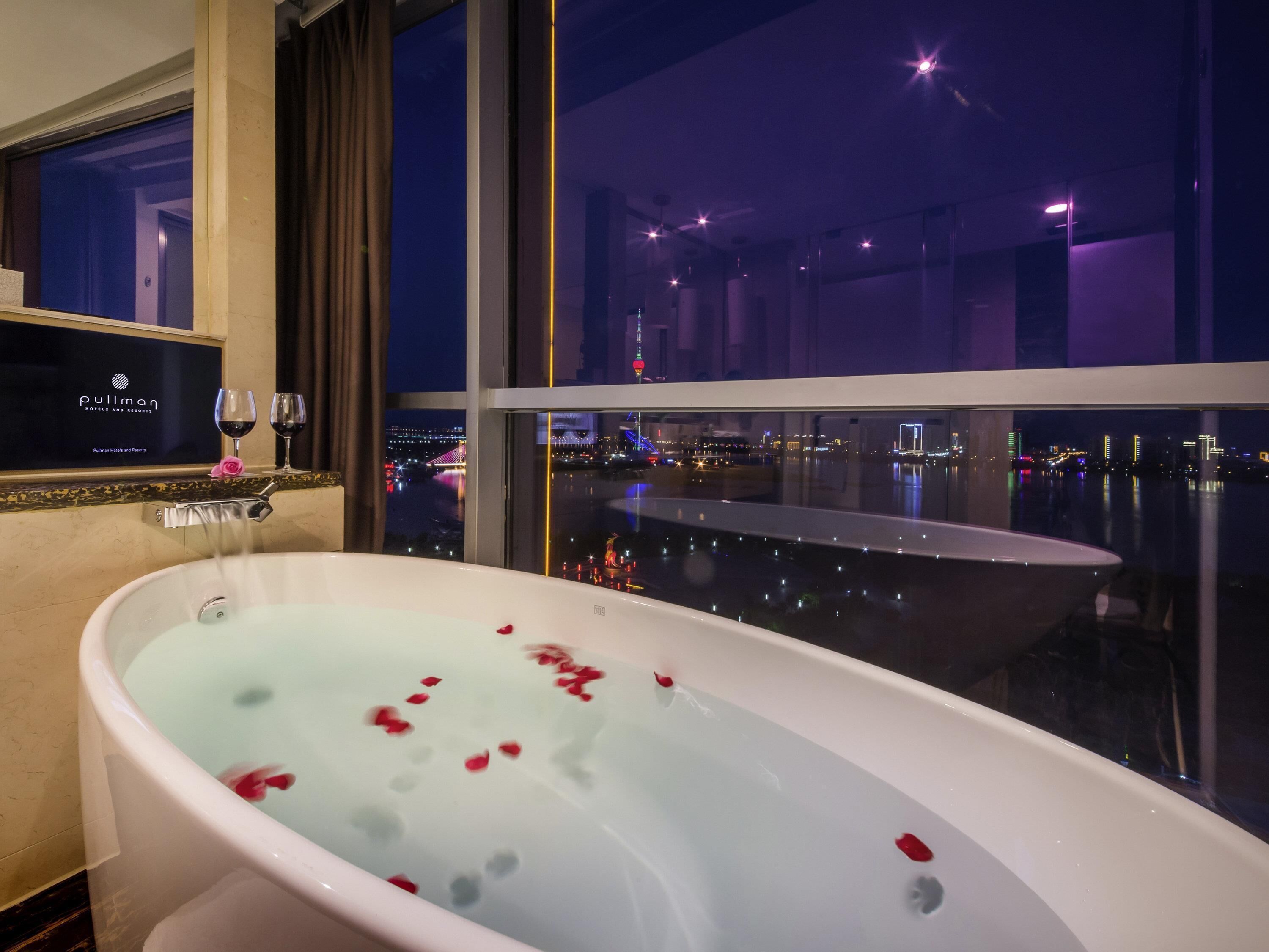 Luxe beddengoed, een minibar met enkele gratis items