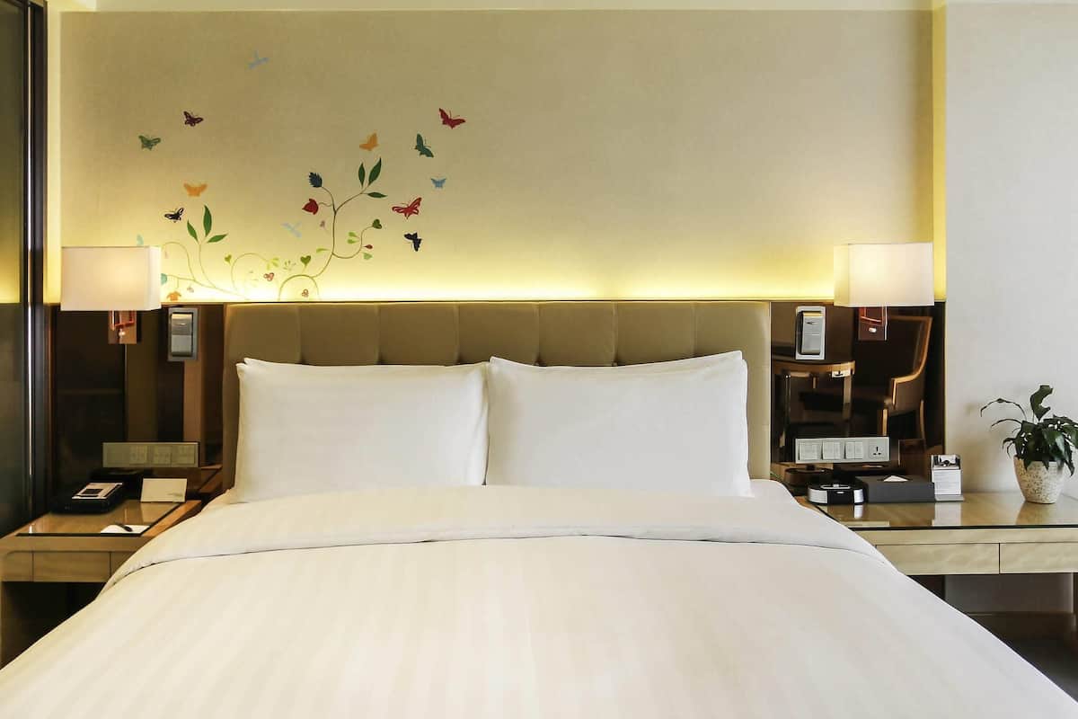 Superior King Room | 1 bedroom, premium bedding, free minibar items, in-room safe