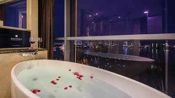 1 bedroom, premium bedding, free minibar items, in-room safe