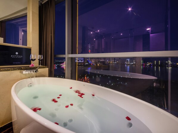 Premium bedding, free minibar items, in-room safe - Pullman Linyi Lushang (Linyi)