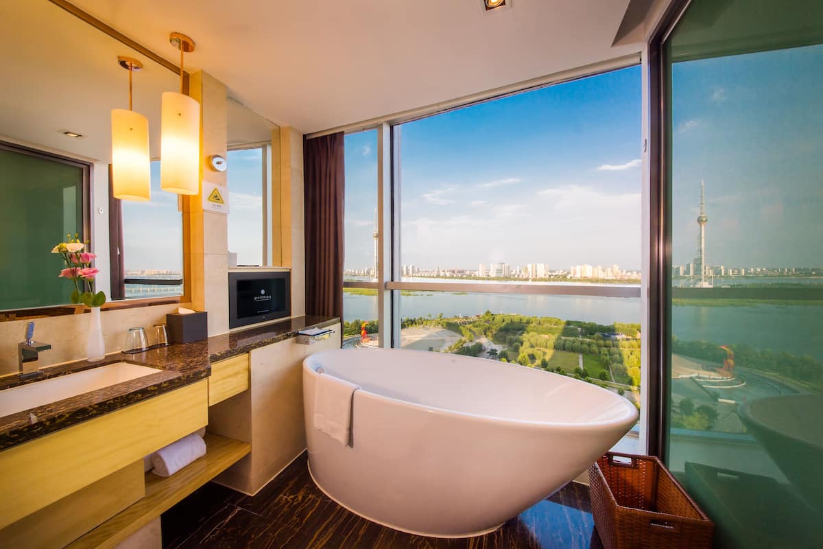 deluxe suite, 1 king bed | lake view