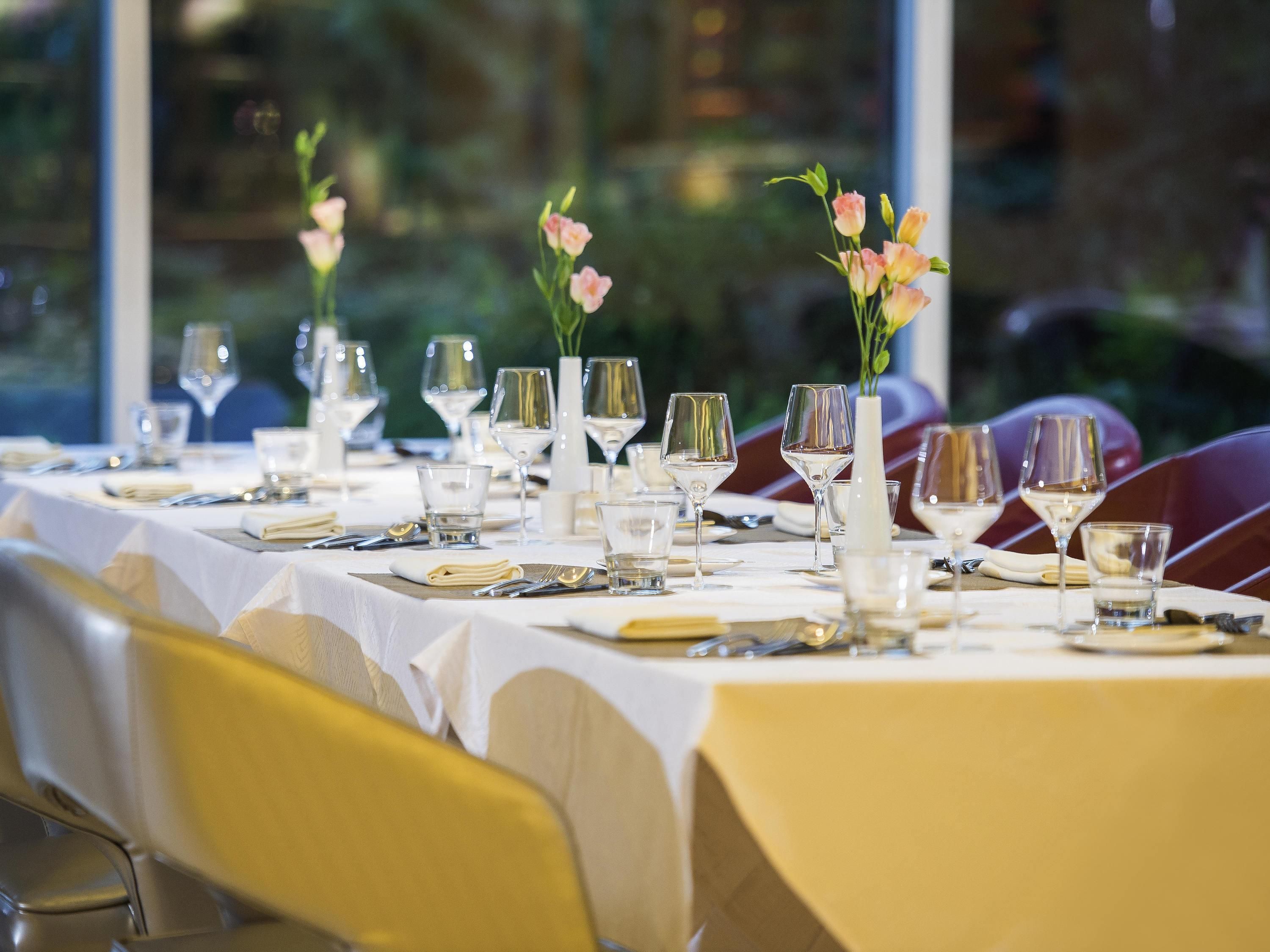 3 restaurants; breakfast, lunch, and dinner served