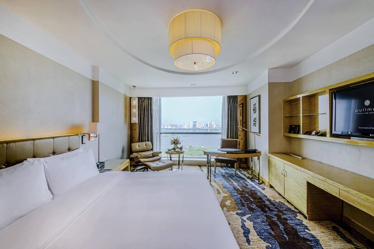 1 bedroom, premium bedding, free minibar items, in-room safe