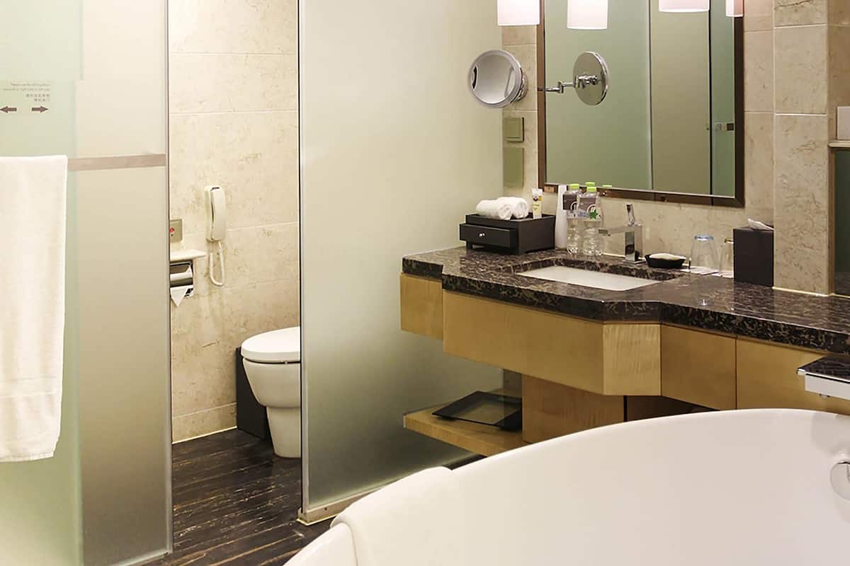 Deluxe Room, 1 Katil Raja (King), Executive Level | 1 bilik tidur, peralatan tempat tidur premium, item bar mini percuma