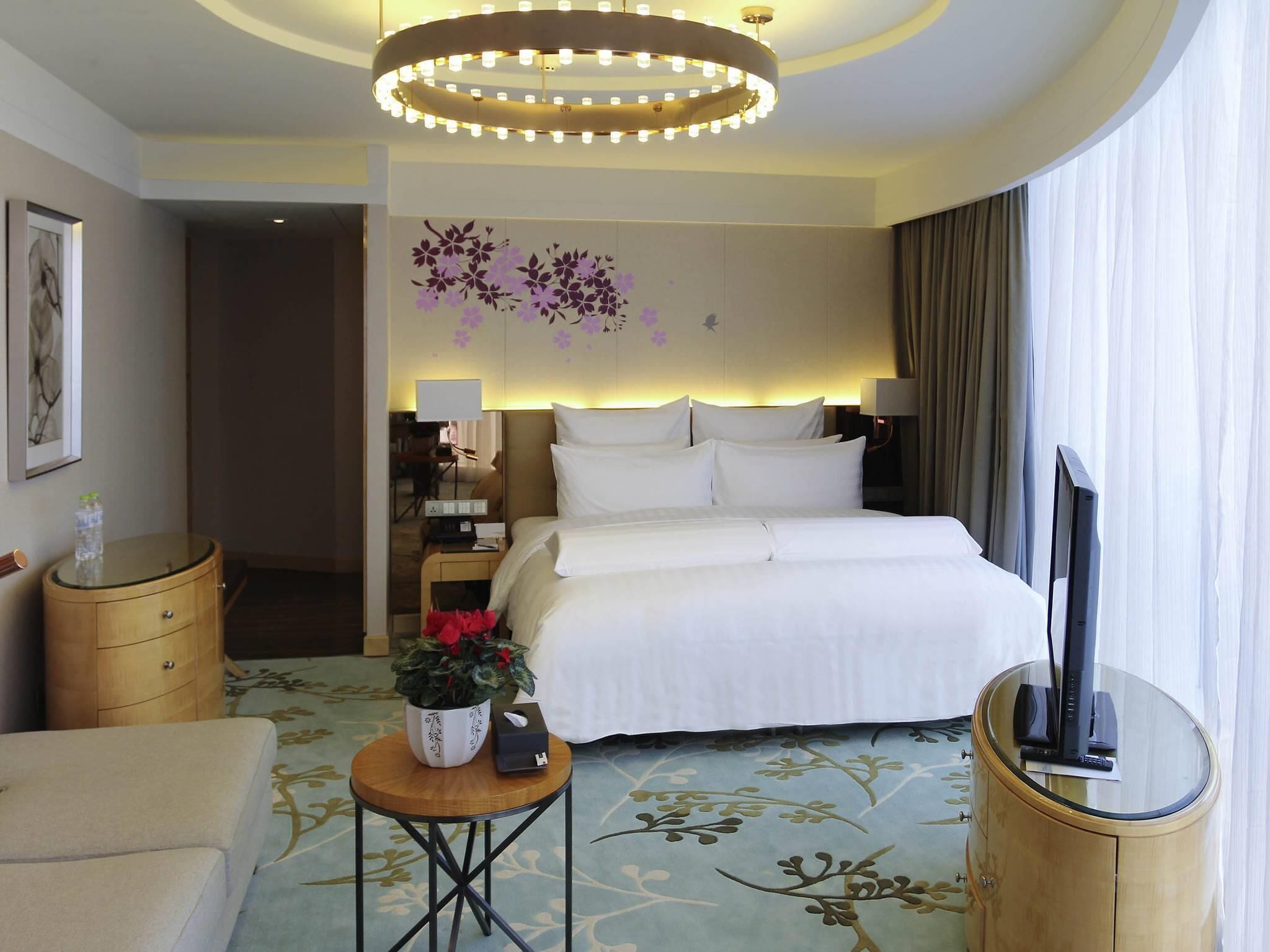 Deluxe Room, 1 King Bed, Executive Level | Premium bedding, free minibar items, in-room safe