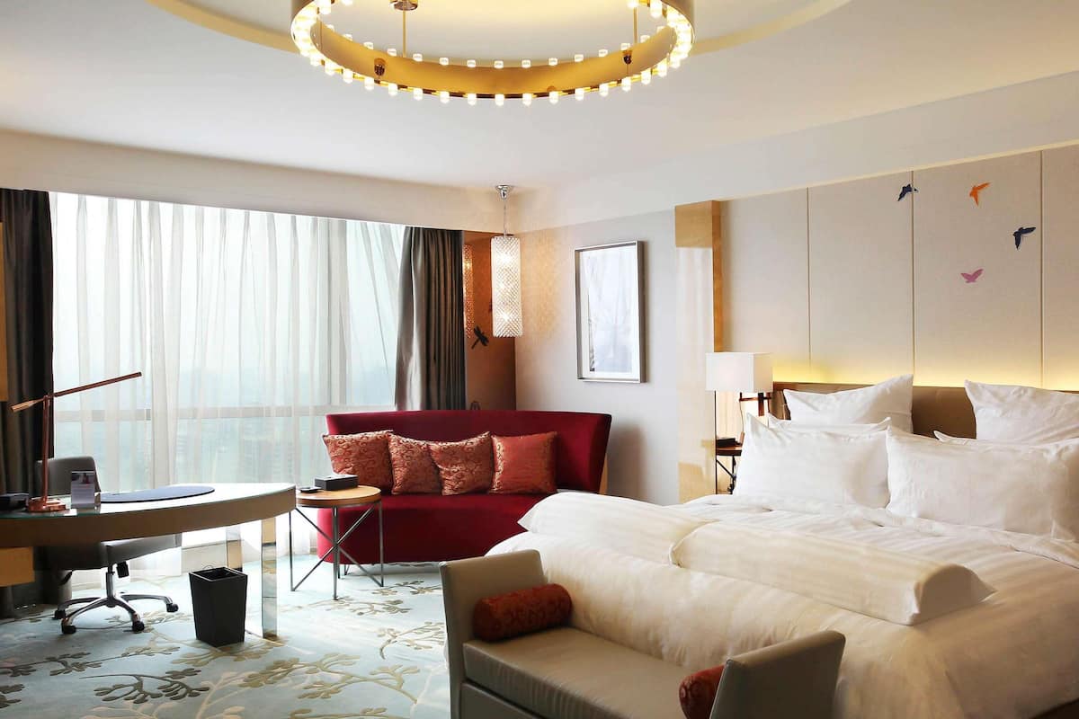 Deluxe Room, 1 King Bed, Executive Level | 1 bedroom, premium bedding, free minibar items, in-room safe