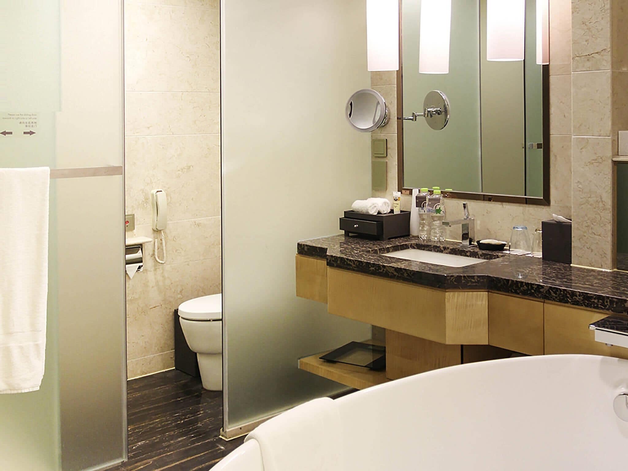 Deluxe Room, 1 King Bed, Executive Level | Premium bedding, free minibar items, in-room safe