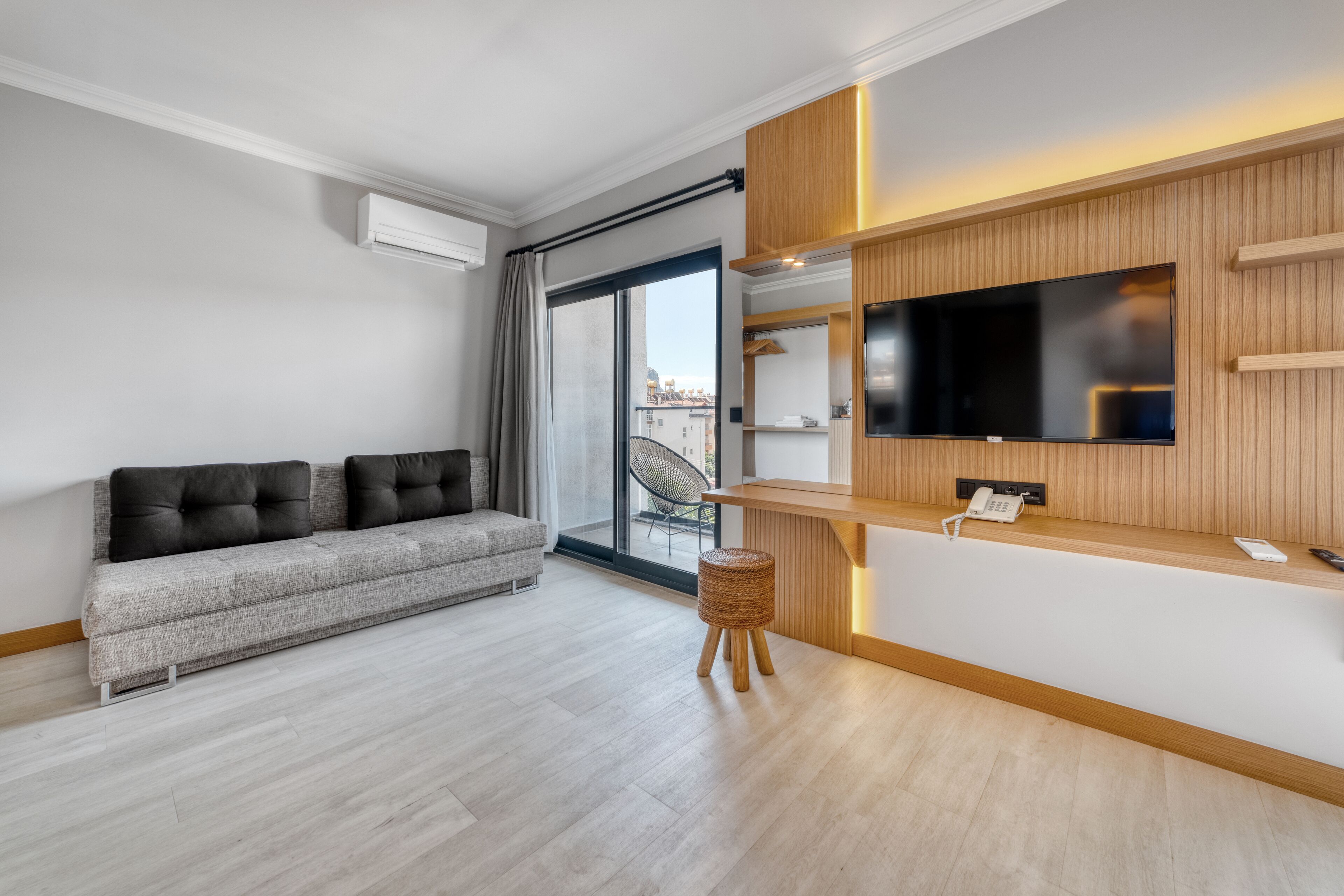 family room | egyptian cotton sheets, premium bedding, minibar, desk