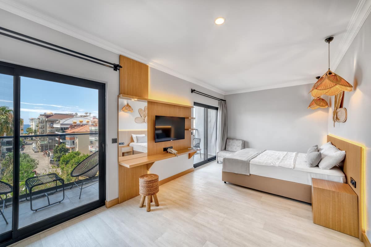 family room | egyptian cotton sheets, premium bedding, minibar, desk