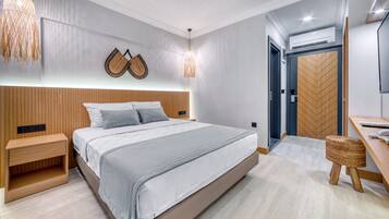 Egyptian cotton sheets, premium bedding, minibar, desk