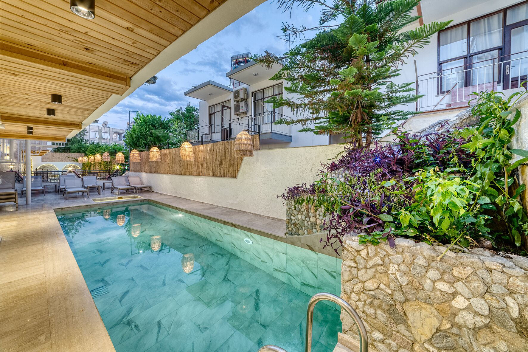 2 outdoor pools