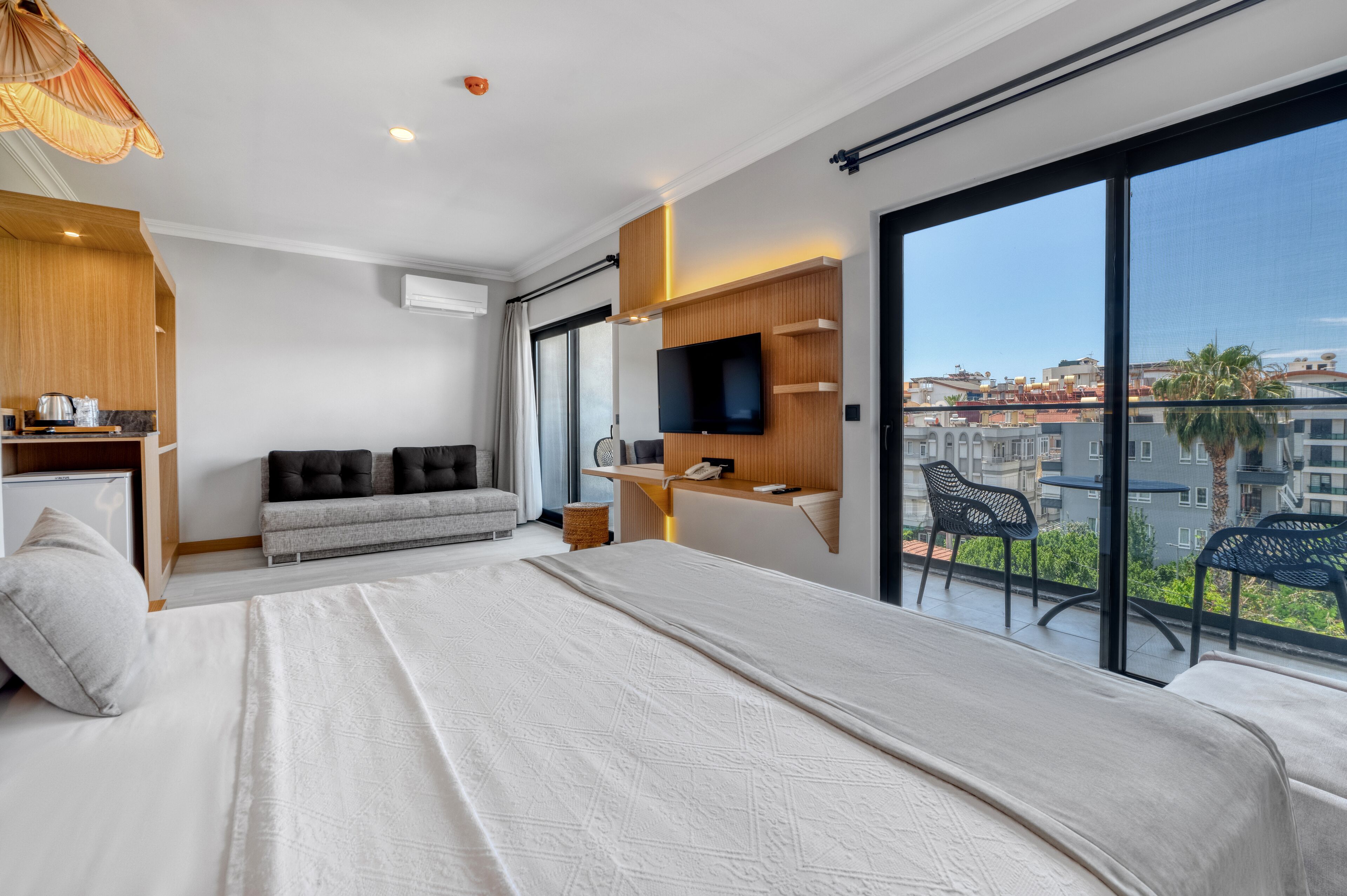 family room | egyptian cotton sheets, premium bedding, minibar, desk