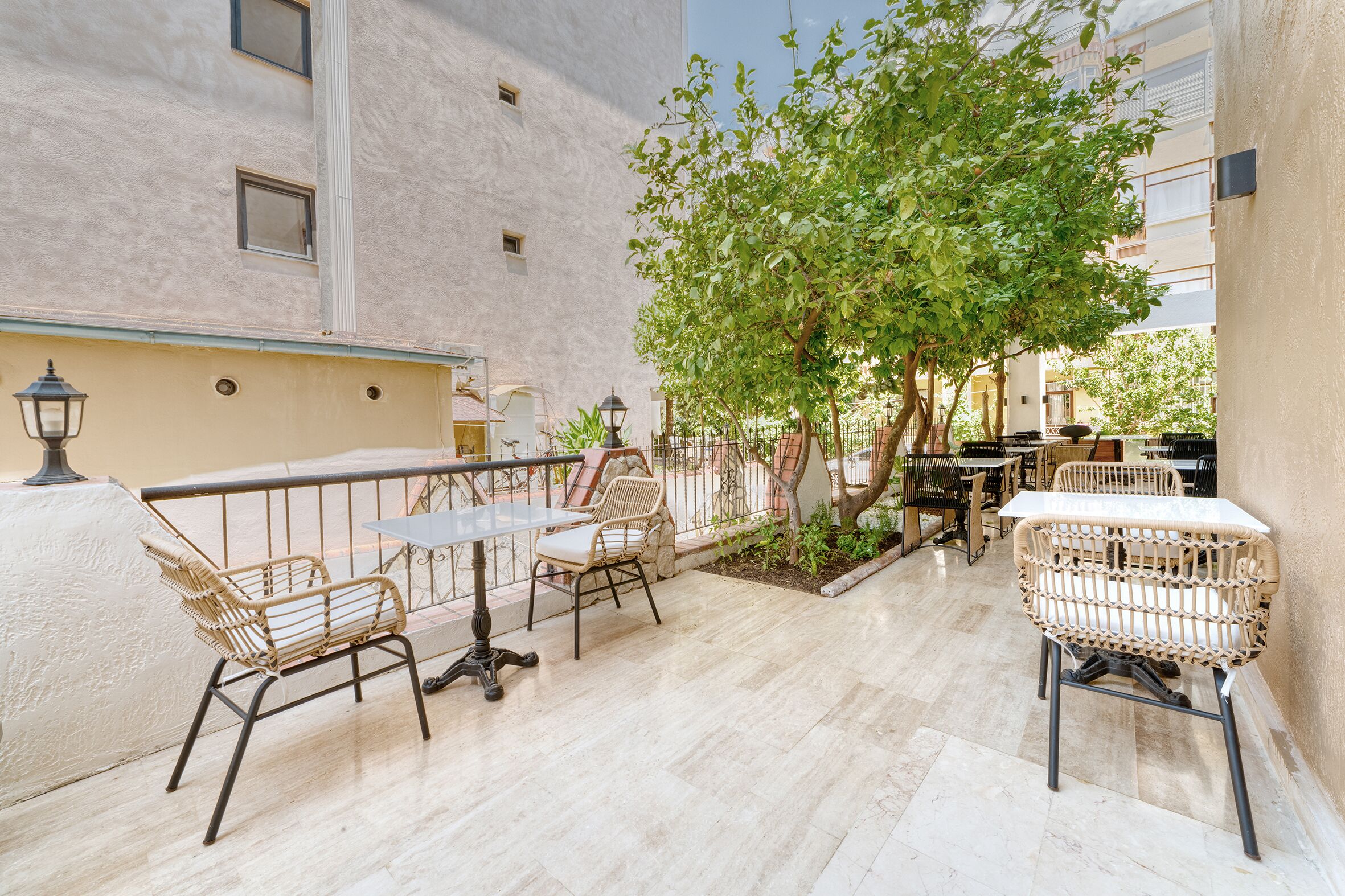 breakfast, lunch and dinner served