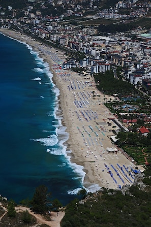 Playa en los alrededores y toallas de playa