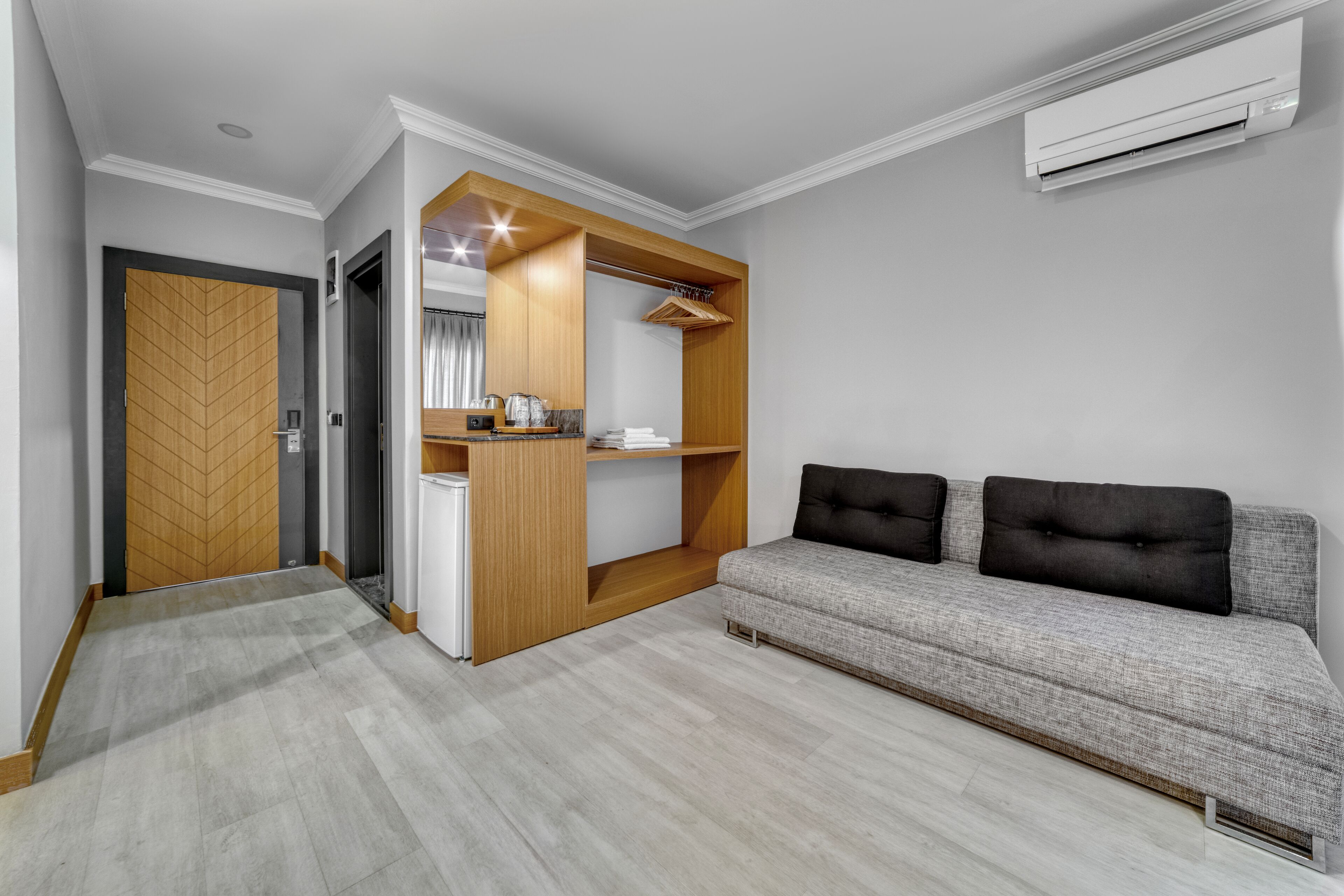 family room | egyptian cotton sheets, premium bedding, minibar, desk