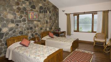 Habitación clásica con 1 cama doble o 2 individuales | Minibar, caja fuerte, escritorio y tabla de planchar con plancha