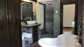 Premier Room, 1 Double Bed | Bathroom | Free toiletries, hair dryer, bathrobes, slippers