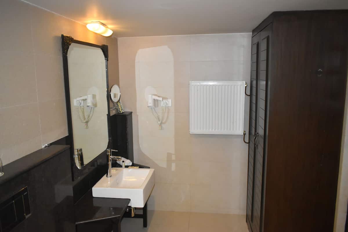 vintage suite | bathroom | shower, free toiletries, slippers, towels