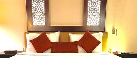 Junior Suite, 1 Katil Raja (King) | Peti besi dalam bilik, meja, langsir/tirai gelap terus