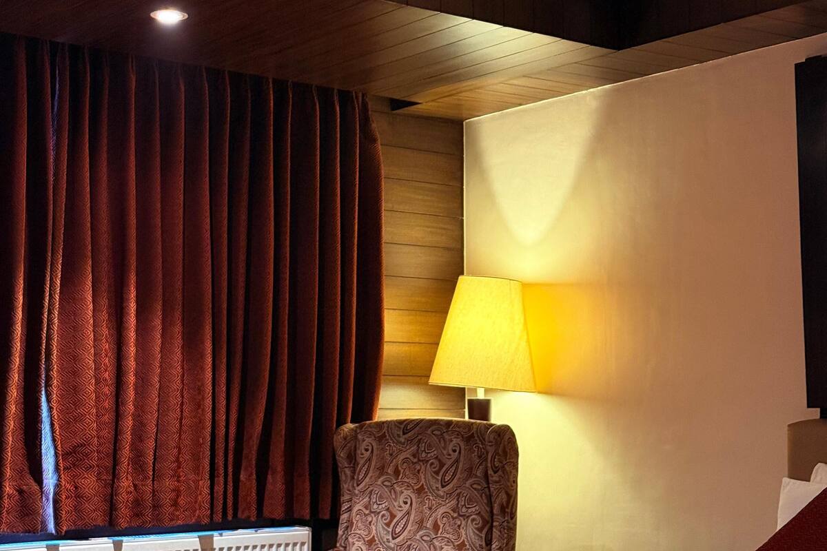 Deluxe Room | In-room safe, desk, blackout curtains, iron/ironing board