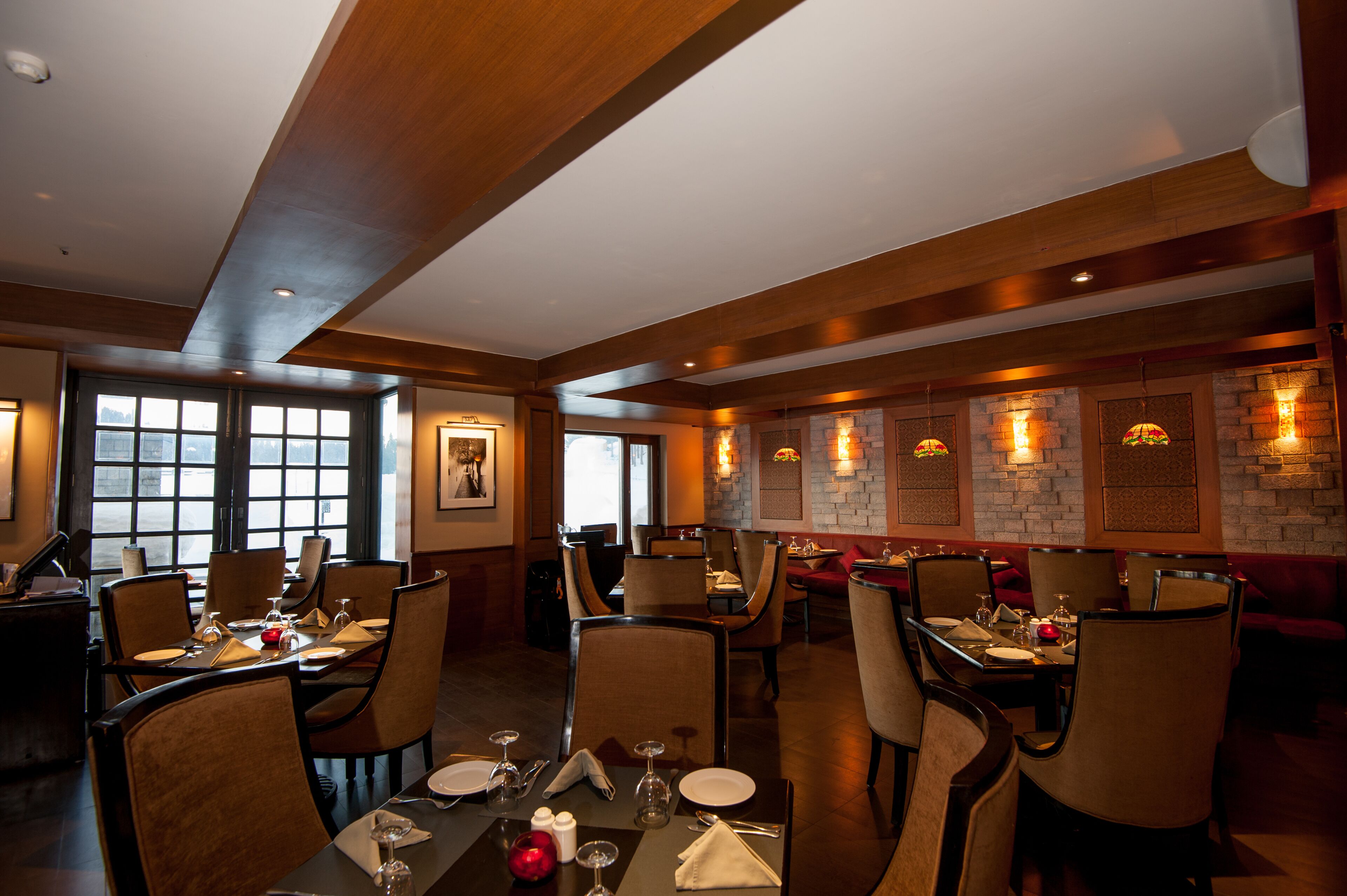 3 restaurants, breakfast served