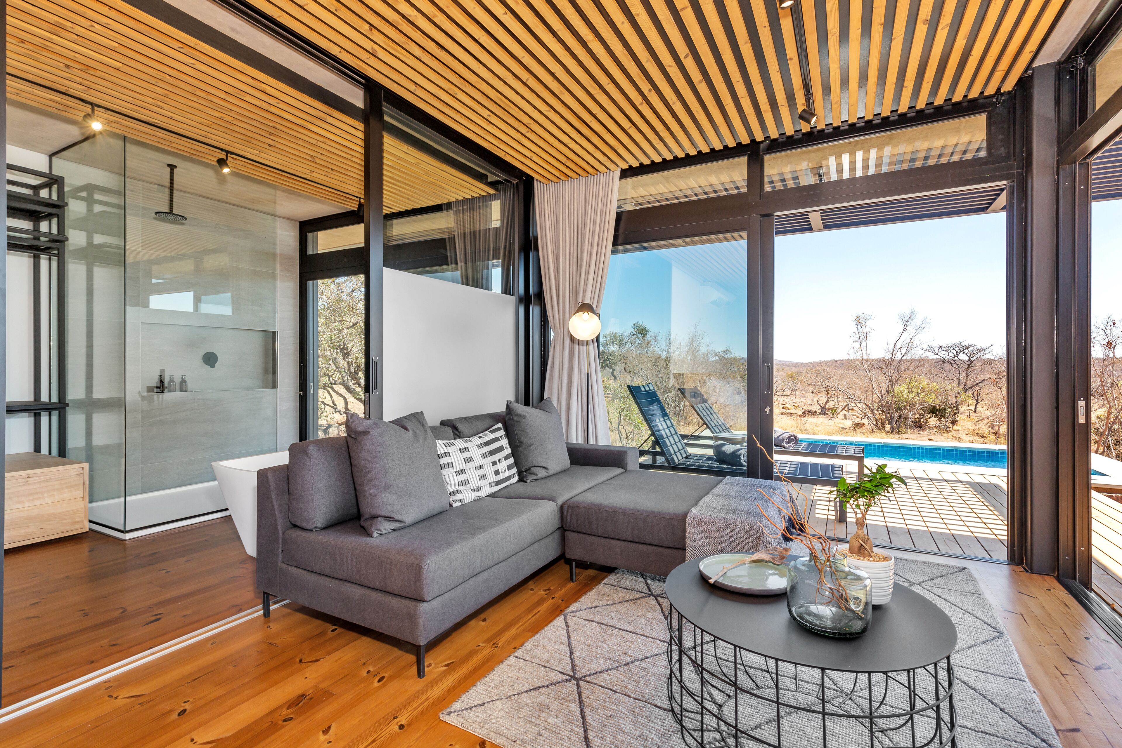 أغطية فراش متميزة وميني بار وخزنة داخل الغرفة ومكتب