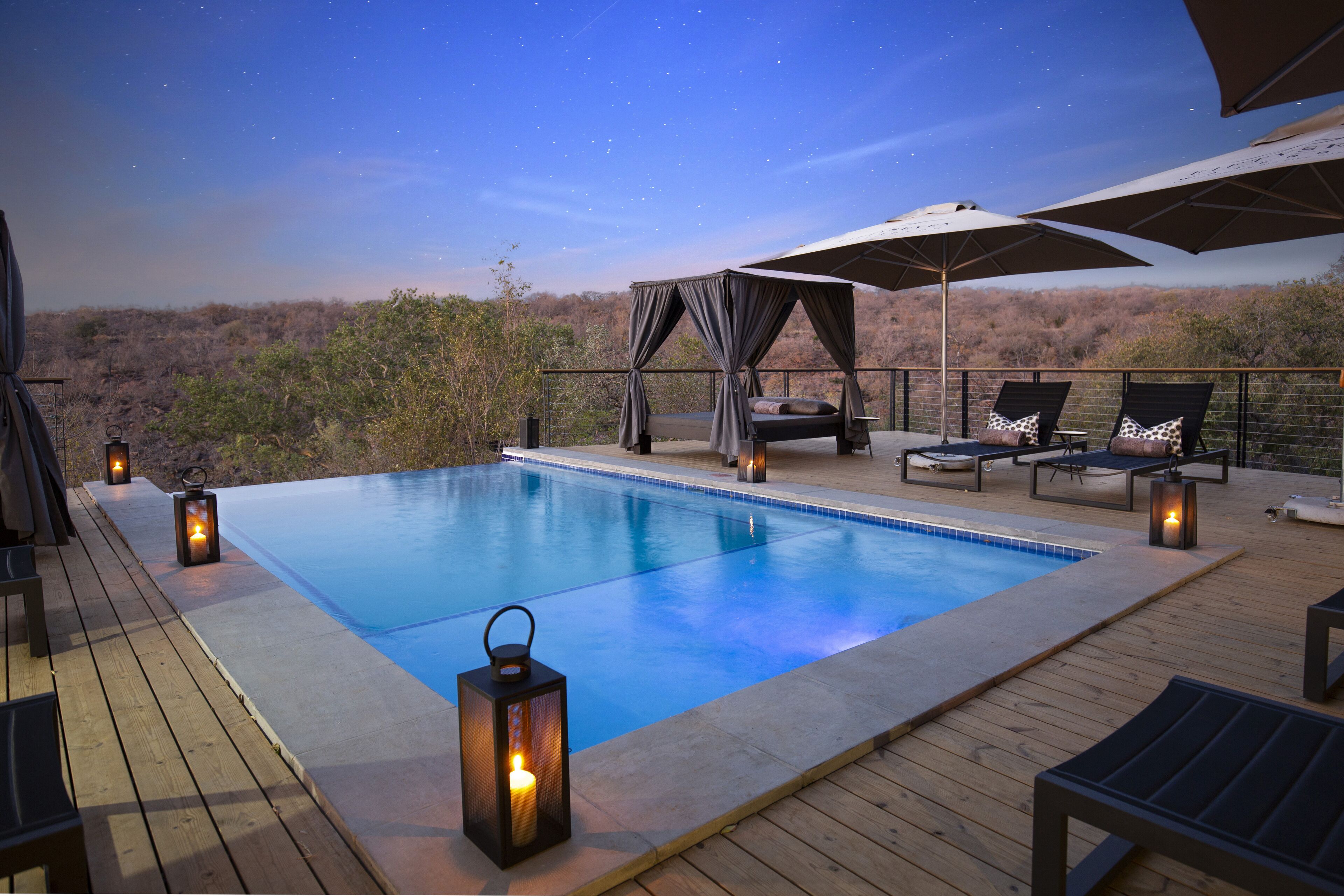 室外游泳池，池畔遮阳伞