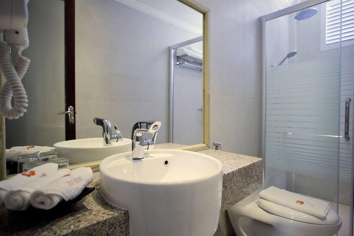 deluxe triple room, sea view | bathroom | shower, rainfall showerhead, hair dryer, towels