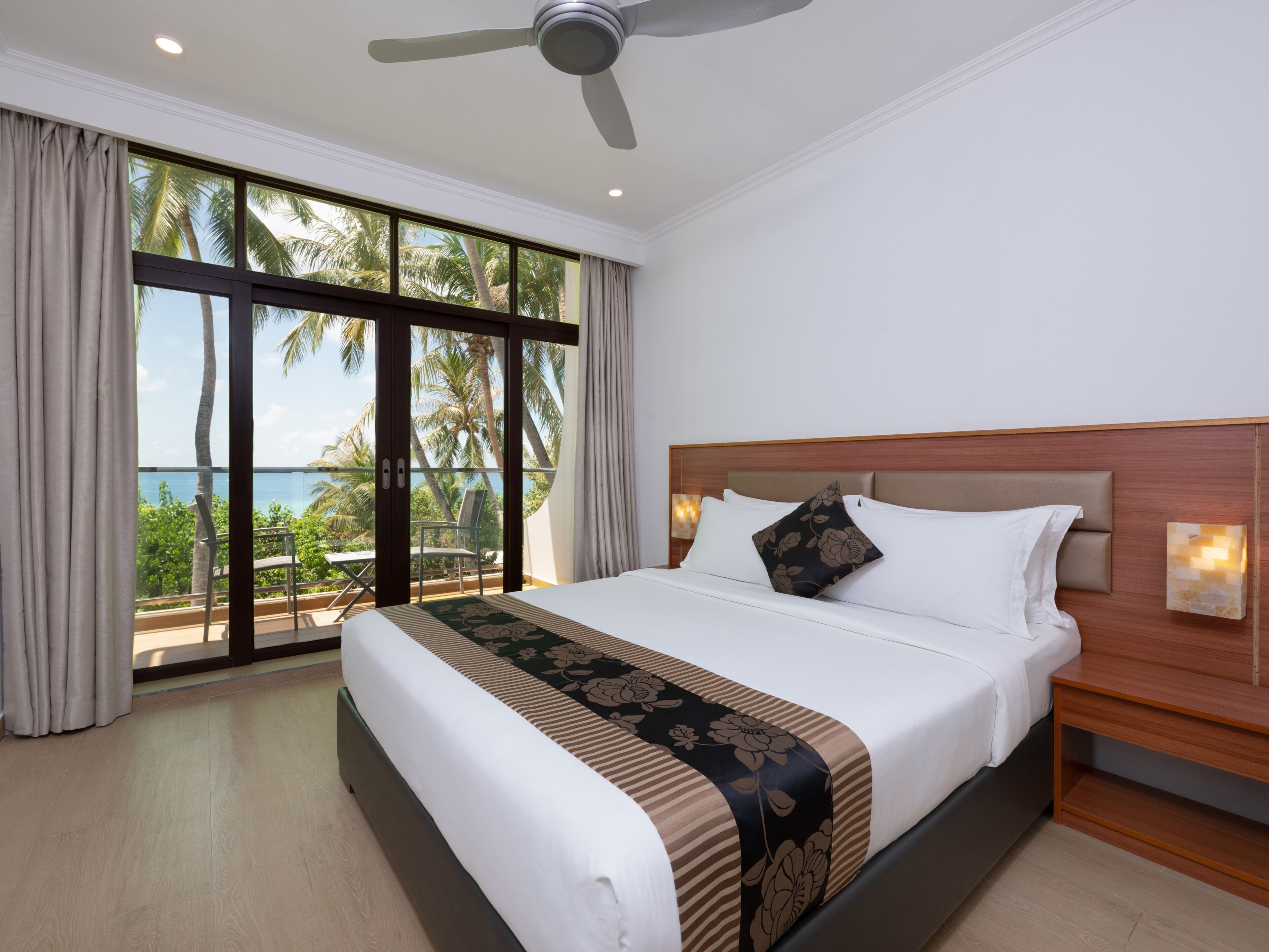 Chambre Deluxe double, vue sur la mer | Literie de qualité, lit avec matelas à plateau-coussin, minibar