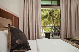 Deluxe Τρίκλινο Δωμάτιο, Θέα στη Θάλασσα | Κλινοσκεπάσματα υψηλής ποιότητας, κρεβάτια με ανώστρωμα, μίνι μπαρ 