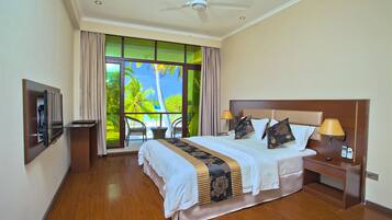 Deluxe Double Room, Sea View | Peralatan tempat tidur premium, tilam berlapik, bar mini