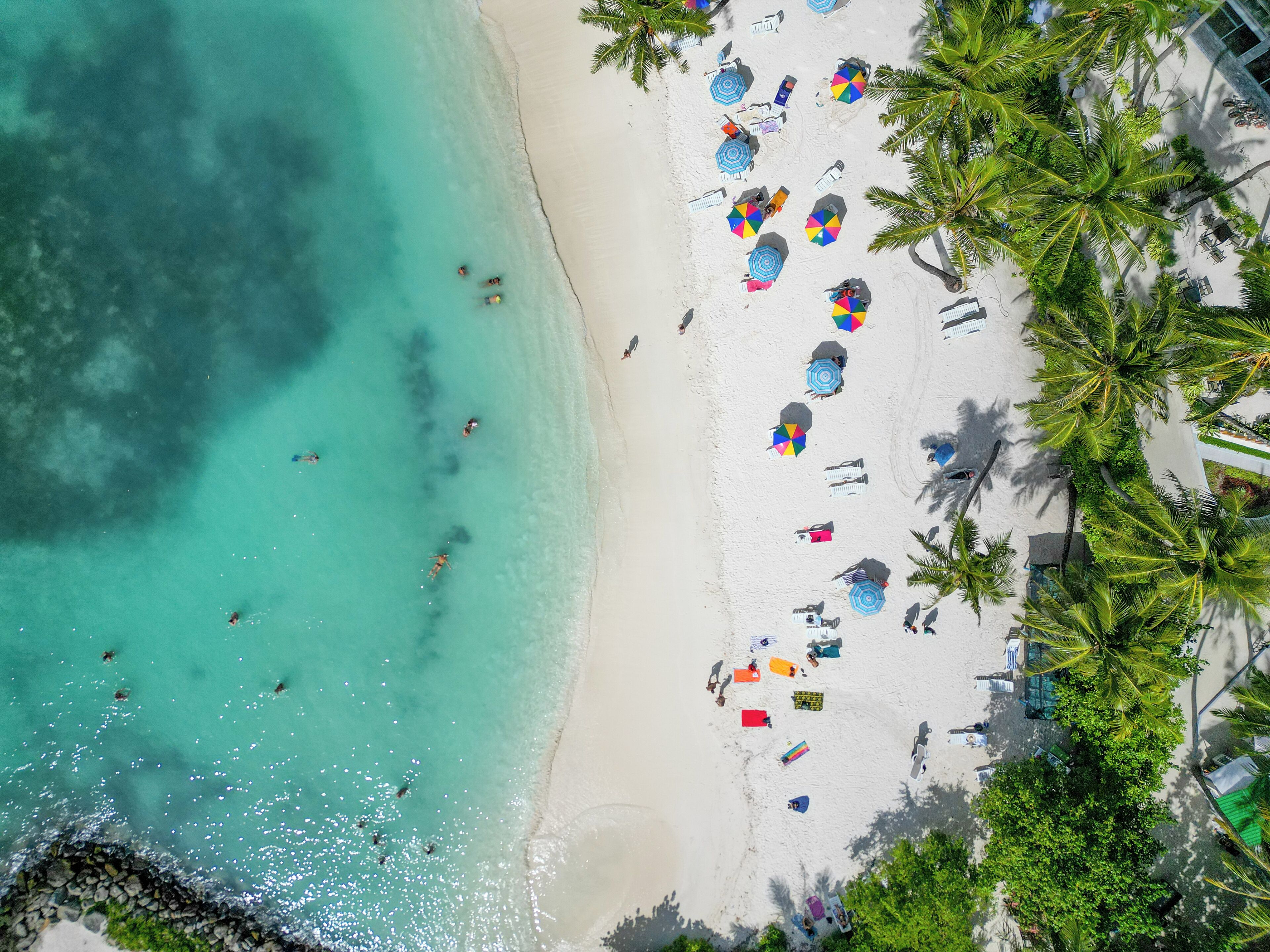 Plage, sable blanc, chaises longues, parasols
