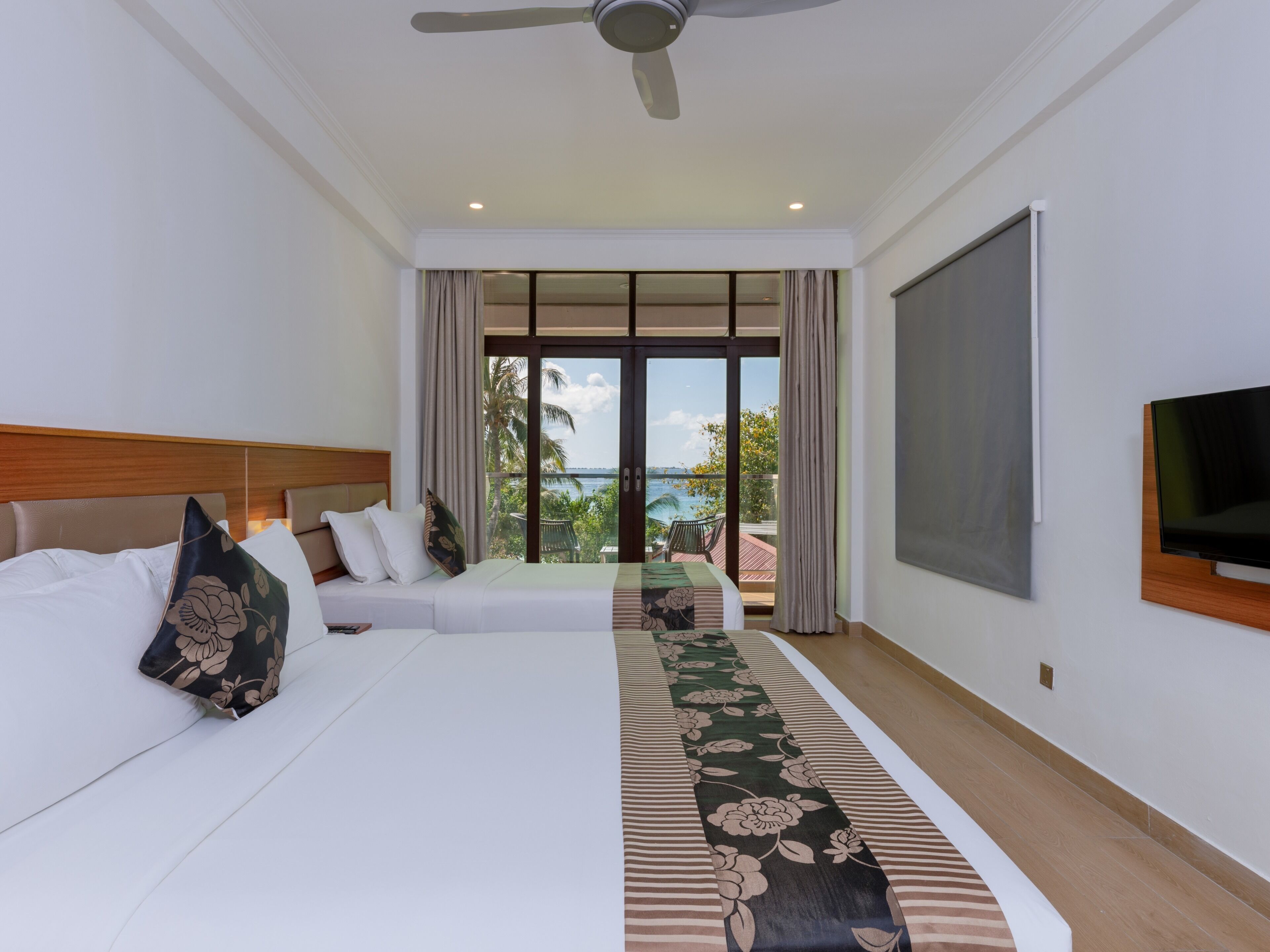 Chambre triple Deluxe, vue sur la mer | Literie de qualité, lit avec matelas à plateau-coussin, minibar
