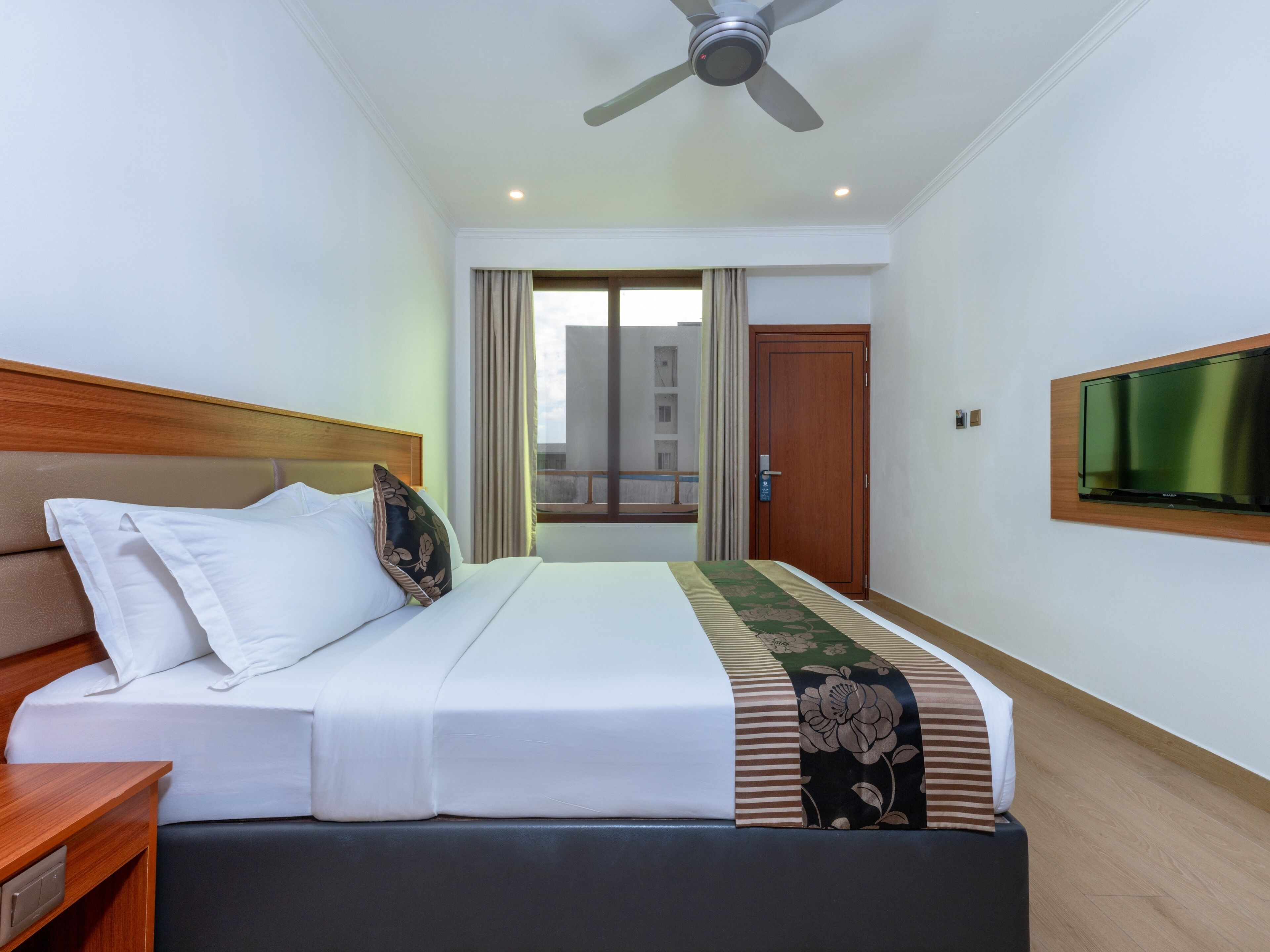 Chambre Deluxe double, vue sur la ville | Literie de qualité, lit avec matelas à plateau-coussin, minibar