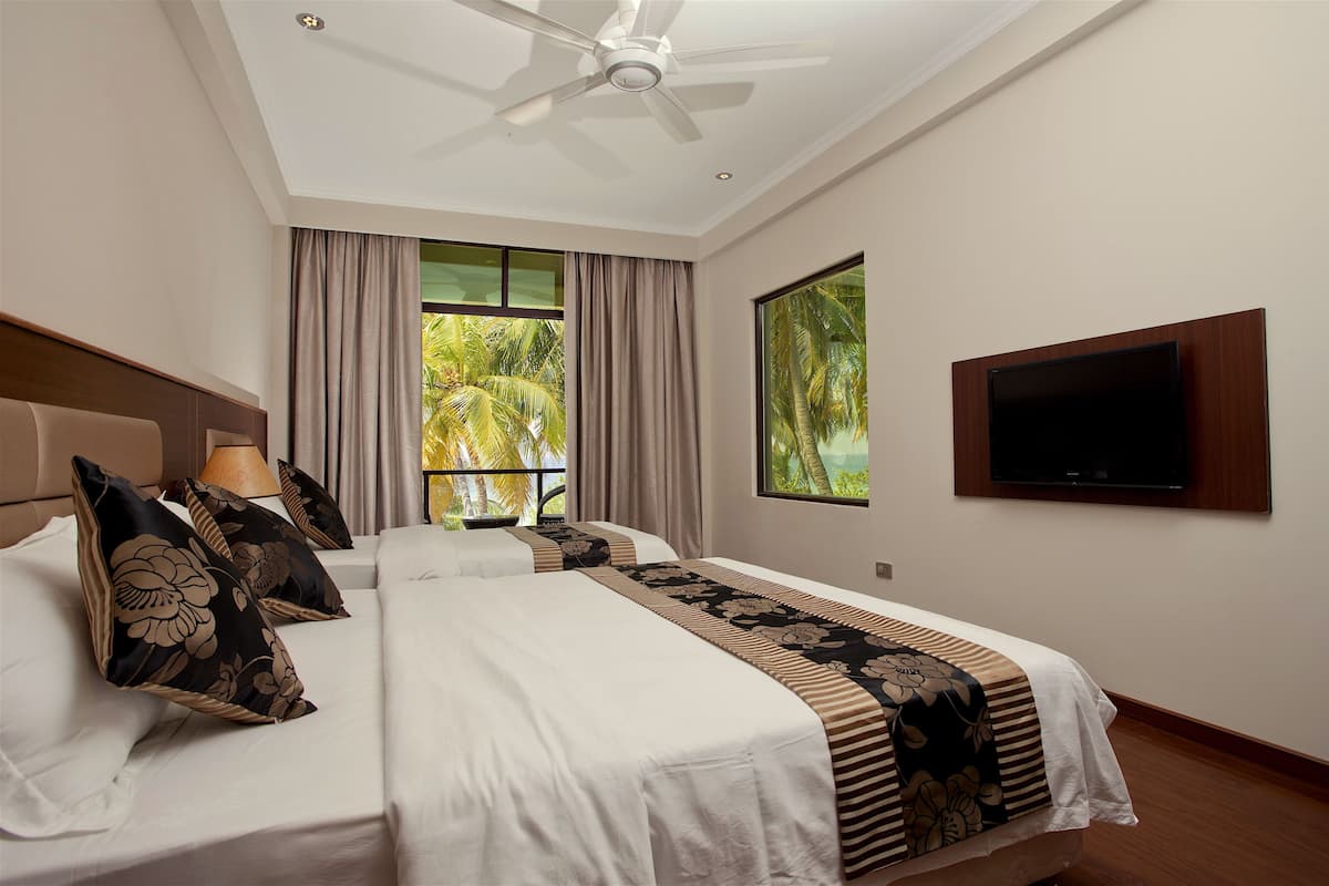 deluxe triple room, sea view | premium bedding, pillow-top beds, minibar, in-room safe