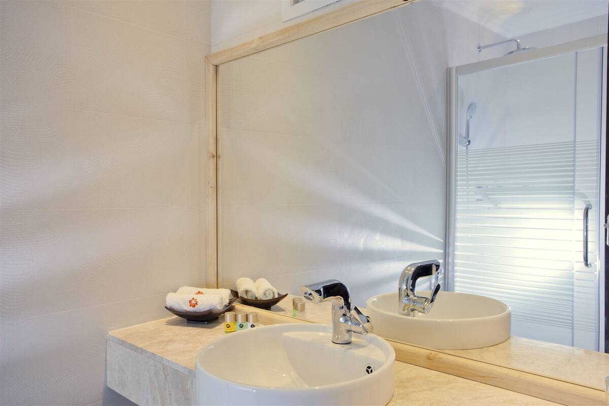 deluxe double room, sea view | bathroom | shower, rainfall showerhead, hair dryer, towels