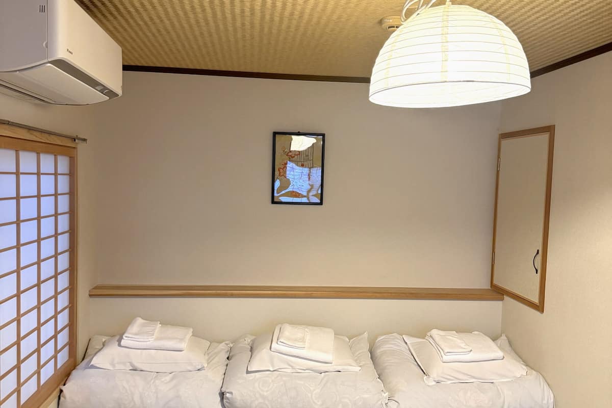 Iron/ironing board, free WiFi, bed sheets