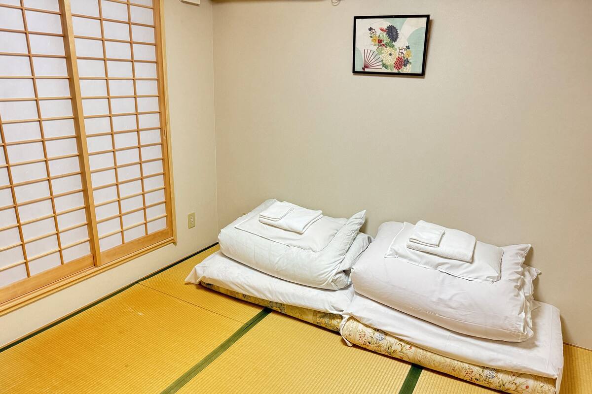 Economy Twin Room with Private Bathroom (1,2 persons), Non Smoking | Iron/ironing board (on request), WiFi (free), bed sheets