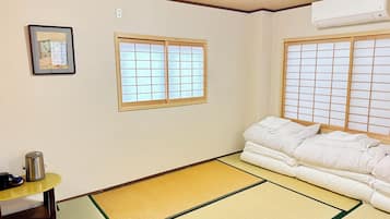 Triple room for 2-3 people with Private Shower Room and Toilet, Non Smoking | Iron/ironing board, free WiFi, bed sheets