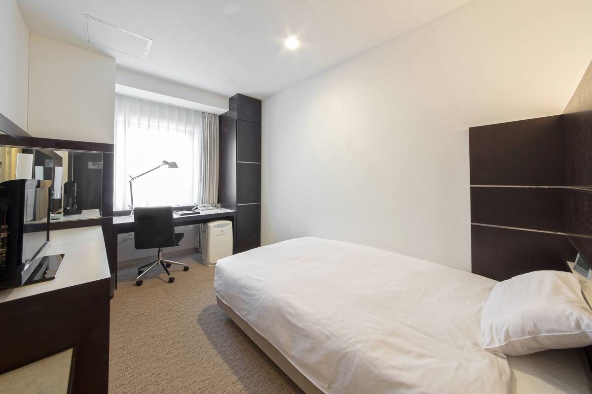 1 bedroom, down comforters, memory foam beds, minibar