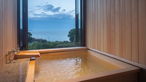Traditionele kamer (Japanese Style with Open air bath) | Badkamer | Gratis toiletartikelen, een haardroger, badjassen, pantoffels