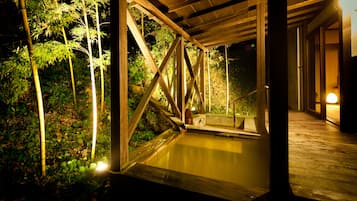 Habitación tradicional, para no fumadores (302 Open-Air Bath, Meal at Restaurant) | Baño | Amenidades de baño gratuitas, secadora de cabello, batas, pantuflas