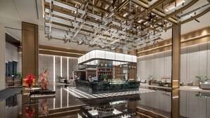 A modern lobby with a central island, a high ceiling with exposed beams, and a reflective floor. - Crowne Plaza Huaihua by IHG (Huaihua)