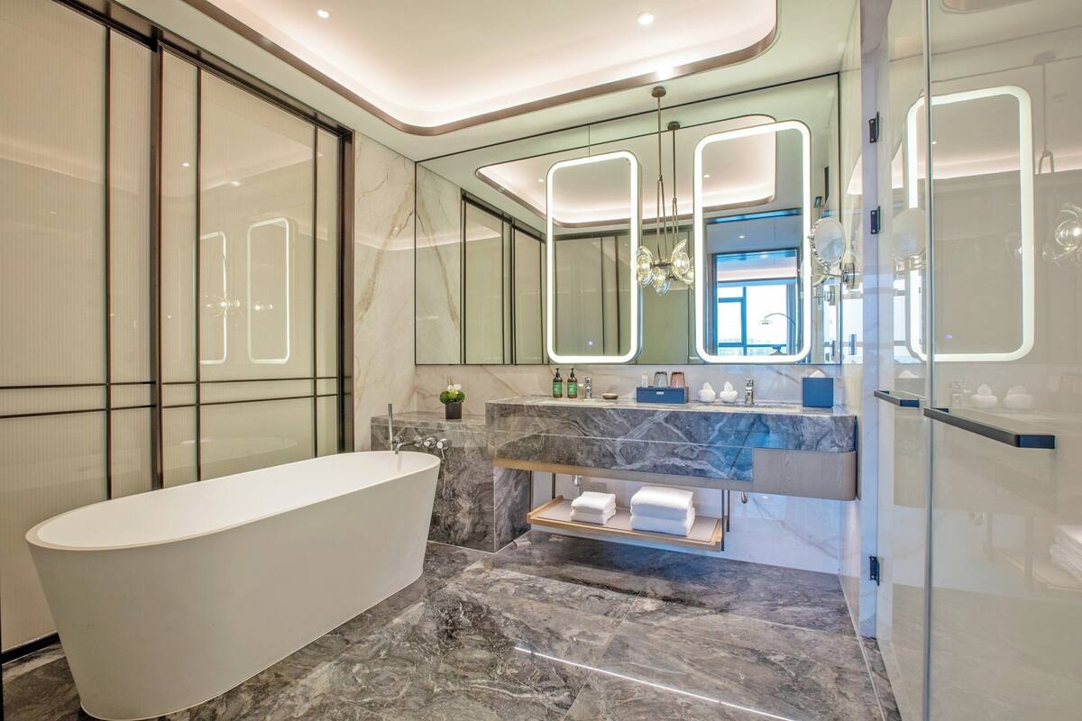 Premium Room, 1 King Bed, Bathtub | Minibar, free wired internet