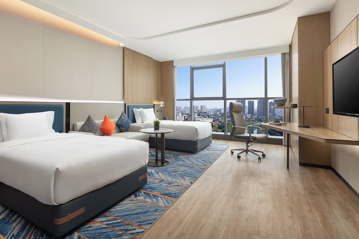 Rom – premium, 2 dobbeltsenger, Club Lounge-tilgang, elveutsikt | Minibar og kablet internett (inkludert)