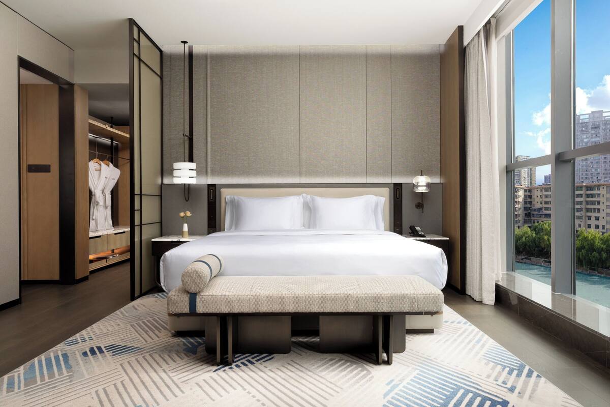 Suite, 1 Bedroom, River View (Living Area)