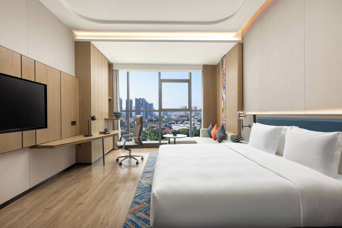 Standard Room, 1 King Bed, River View