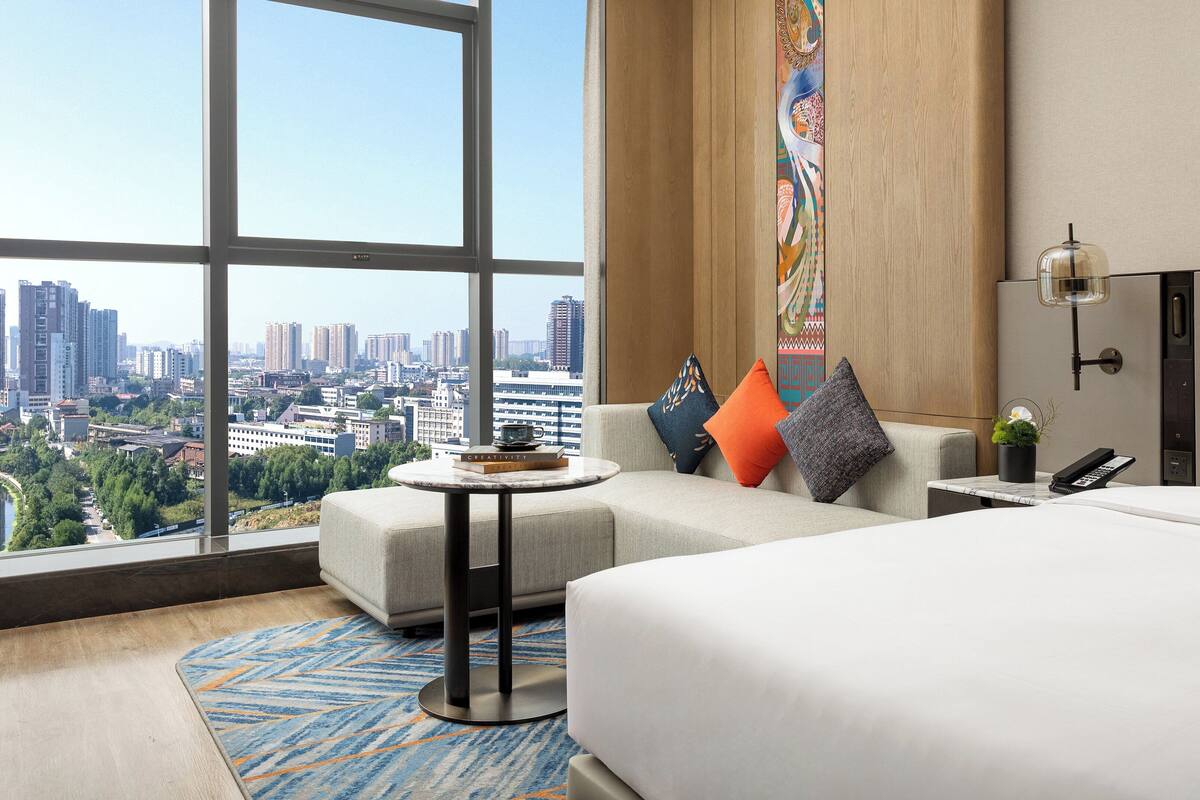 Premium Room, 1 King Bed, Bathtub, River View (Lounge Access) | Minibar, free wired internet